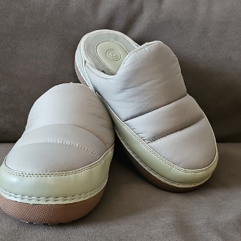 URBAN OUTFITTERS Lily Puffy Slipper Size 6 Sage